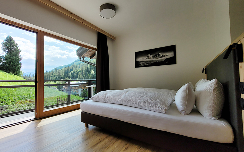Doppelzimmer des Garni Royal mit Balkon und Panoramablick auf die Dolomiten und das Tal von Arabba.