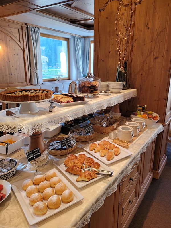 Reichhaltiges Frühstücksbuffet im Garni Royal mit hausgemachten Kuchen, Croissants, Krapfen und frischem Obst.